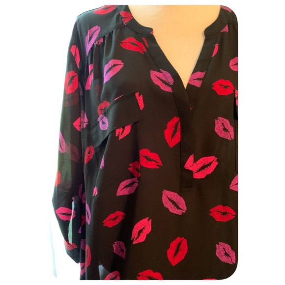 PLUS Torrid blouse with kiss print - Picture 3 of 3